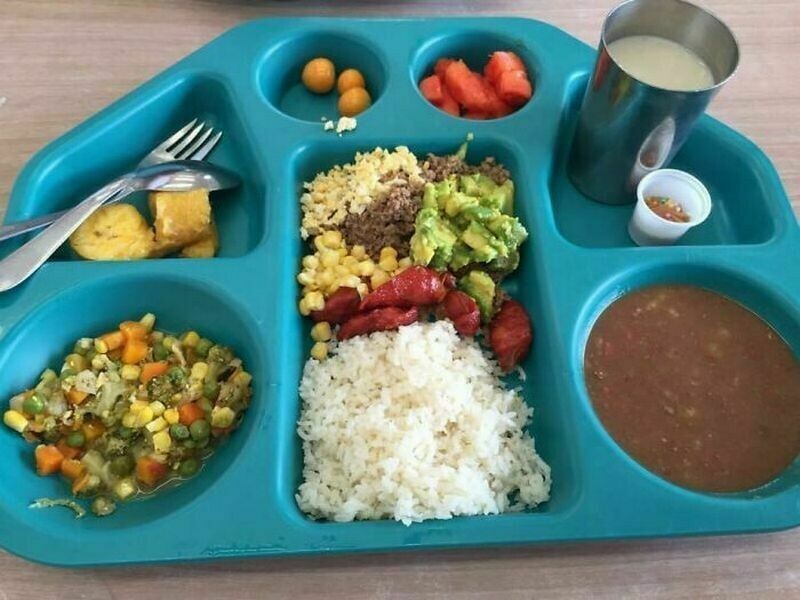 Как в реальности выглядят школьные обеды в разных странах мира