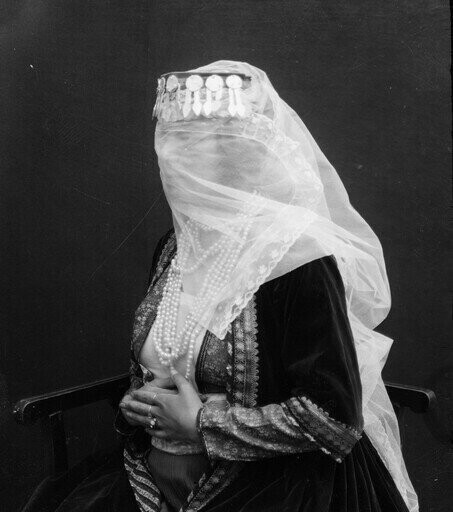Персидская женщина в вуали и жемчуге