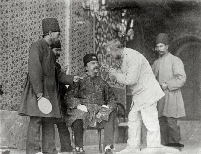 Нассер аль-Дин Шах и его стоматолог, около 1890 года