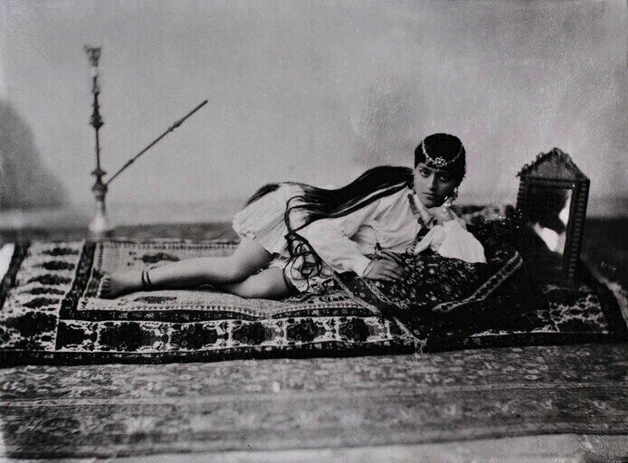 Портрет лежащей женщины с кальяном и зеркалом, Иран, 1901 год