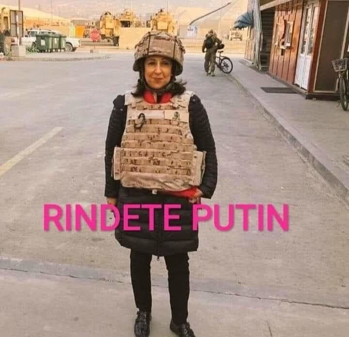 "Сдавайся, Путин!" (На фото - министр обороны Испании Маргарита Роблес)