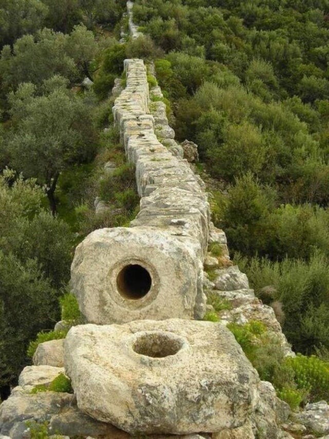 Часть римского акведука, сделанного из мрамора ручной работы. Части достаточно плотно прилегают друг к другу, чтобы быть герметичными