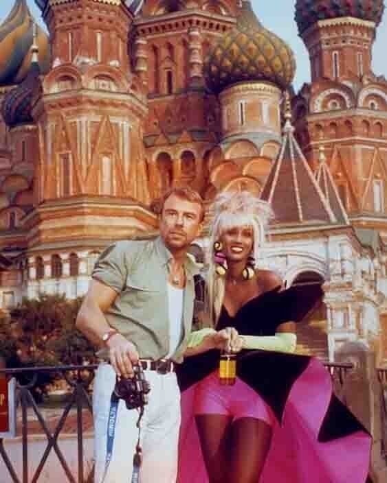 Французский дизайнер, фотограф и основатель дома моды Mugler Тьерри Мюглер и супермодель сомалийского происхождения Иман в Москве, 1988 год