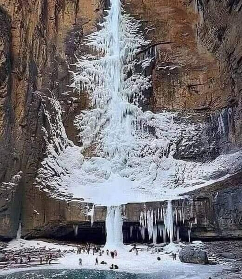 Замерзший водопад Фенг
