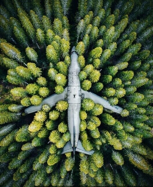 Реактивный самолет в индонезийском лесу