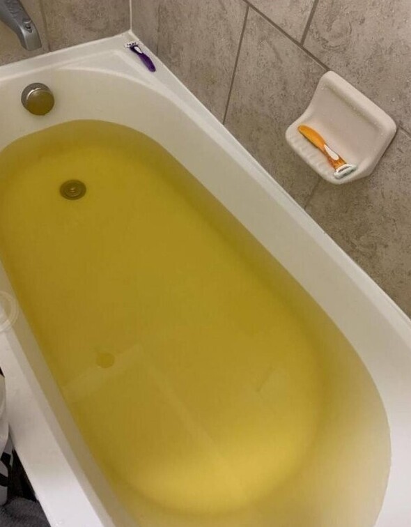 Цвет ванны с персиковой ароматизированной бомбочкой