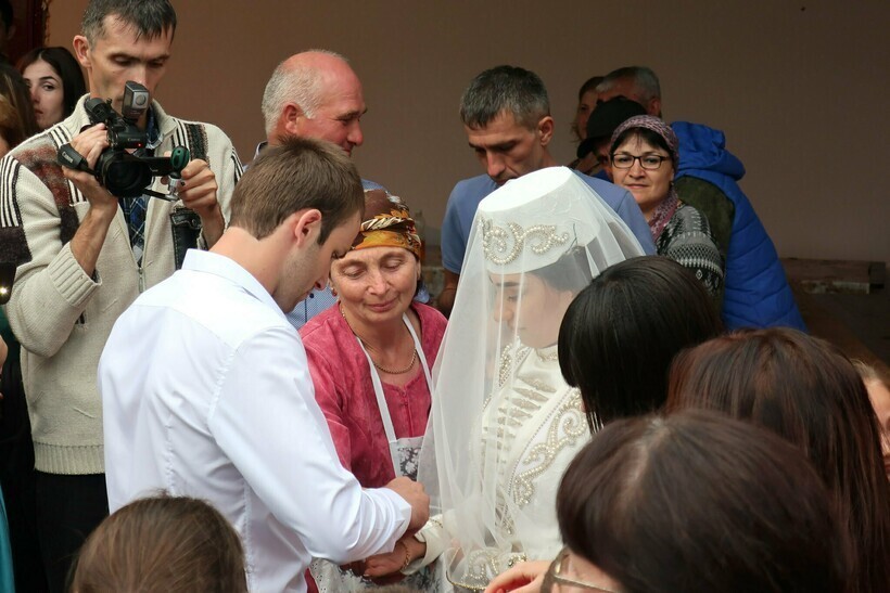 Хоть кротка и скромна, но горда: какова осетинская невеста и ее подружки