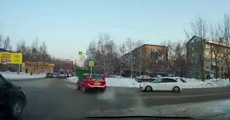 Авария дня. Жёсткое столкновение двух автомобилей в Барнауле