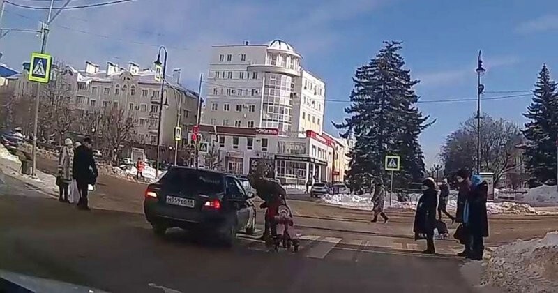 В Тамбове невнимательный водитель чуть не переехал коляску с ребёнком