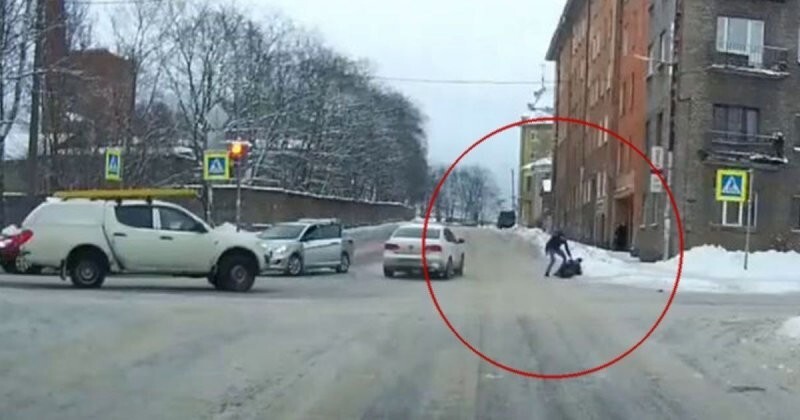 В Выборге автомобилист не пропустил пешехода, а затем избил его