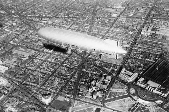 16. Вид с воздуха на авианосец "Акрон" над Вашингтоном, округ Колумбия, 1931 год