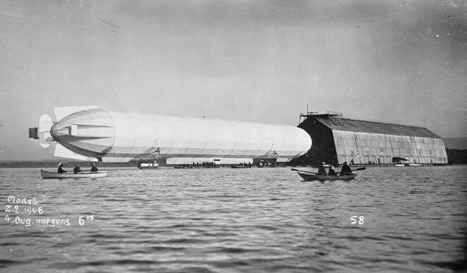 6. Дирижабль "Цеппелин", вид с воды, 4 августа 1908 г.