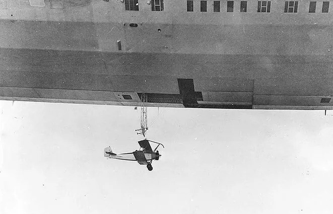 25. USS "Акрон" запускает учебный самолет Consolidated N2Y-1 во время летных испытаний возле военно-морской авиабазы ​​в Лейкхерсте, штат Нью-Джерси, 4 мая 1932 года