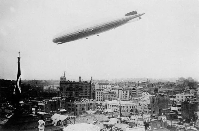 12. Graf Zeppelin летит над Токио, прежде чем отправиться в аэропорт Касумигаура для кругосветного полета, 19 августа 1929 года