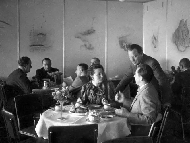 17. Пассажиры в столовой "Гинденбурга", апрель 1936 года