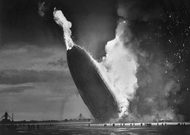 23. Немецкий дирижабль "Гинденбург" падает на землю хвостом вперед после взрыва на военно-морской базе США в Лейкхерсте, штат Нью-Джерси, 6 мая 1937 года