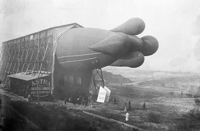 7. Дирижабль Клемента-Баярда в ангаре, Франция, 1908 год