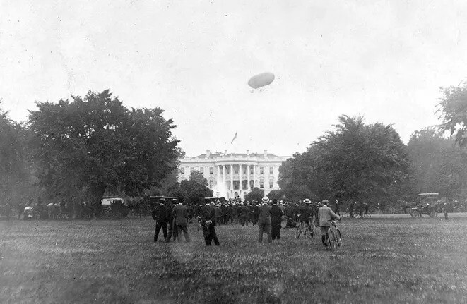 3. Дирижабль пролетает над Белым домом в Вашингтоне, округ Колумбия, 1906 год