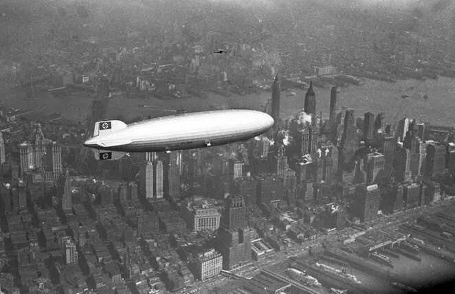 22. "Гинденбург" пролетает над Манхэттеном, 6 мая 1937 года