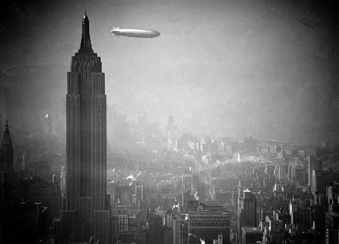 1. Немецкий дирижабль "Гинденбург" проплывает мимо Эмпайр-стейт-билдинг над Манхэттеном, 8 августа 1936 года
