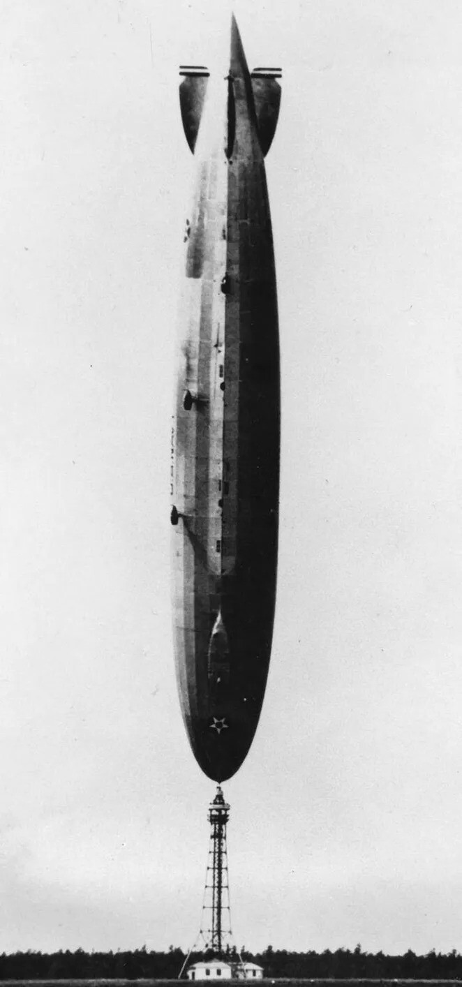 15. Дирижабль ВМС США "Лос-Анджелес" перевернулся в результате порывистого ветра с Атлантики в Лейкхерсте, штат Нью-Джерси, 1926 год