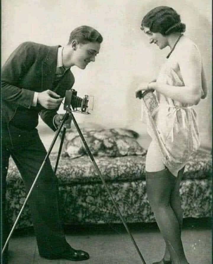 13. Жак Бидерер снимает эротическое фото в Париже (1928 год).