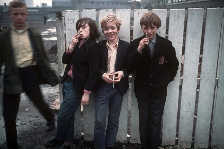 2. Британские дети играют со старыми шприцами, используя их в качестве водяных пистолетов (1970-е)