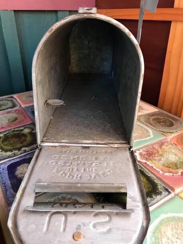 Маленькая круглая "полка" в старом почтовом ящике