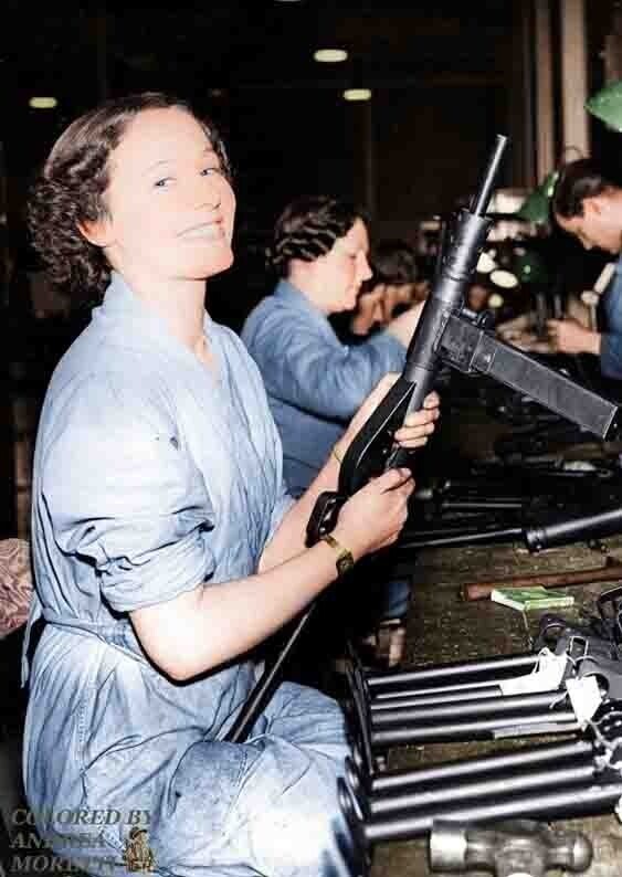 Завод по сборке пистолетов-пулеметов British Sten. 1942 год. Колоризация