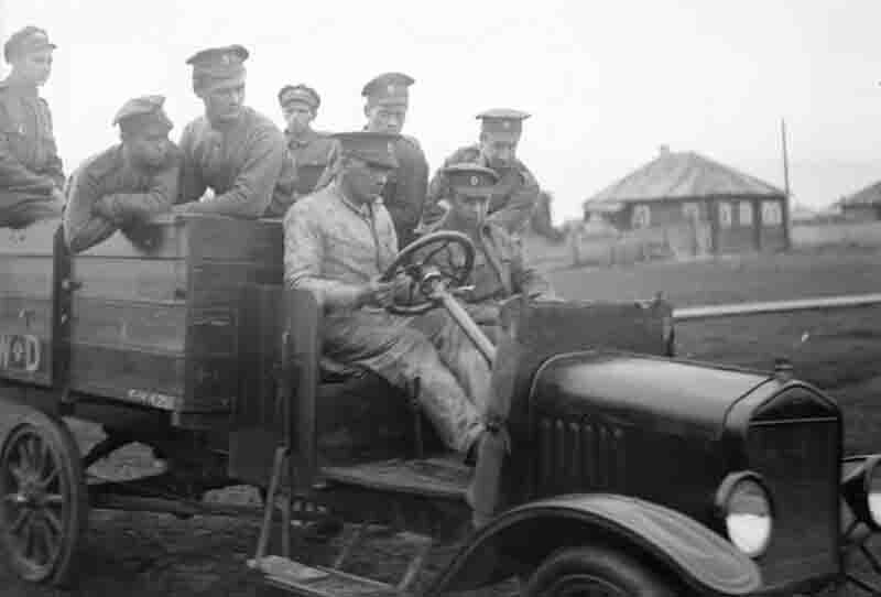 Солдаты армии Северной области в британской автошколе. 1919 год