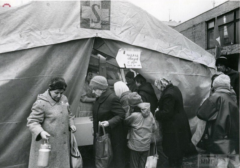 Очередь в палатку за немецкой похлёбкой и кашей. Санкт–Петербург, ноябрь 1991 год