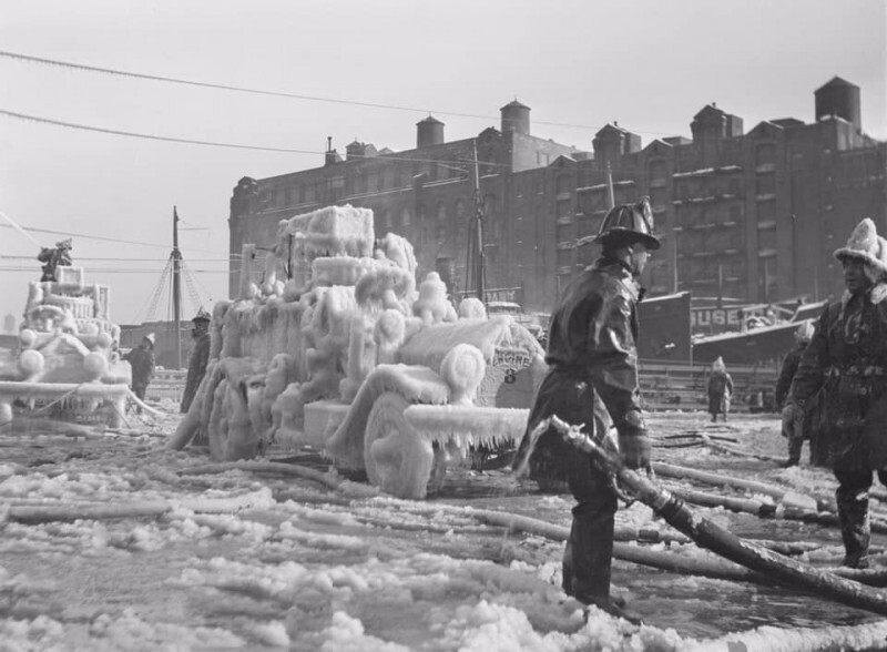 Обледеневшие пожарные машины во время тушения пожара. Бостон, Массачусетс, 1920 год