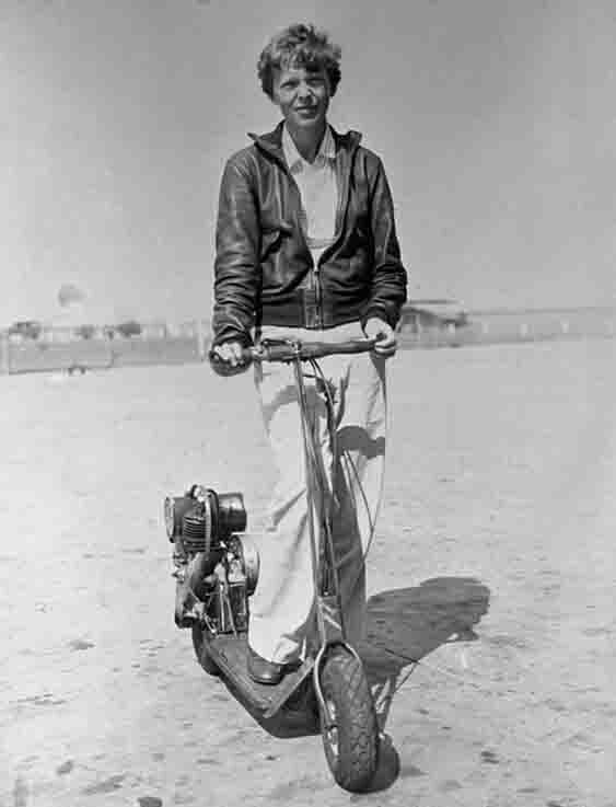Знаменитая летчица Амелия Эрхарт на автопеде. Венеция, 1935 год