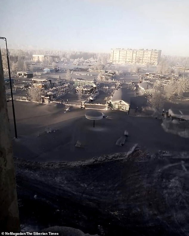 Поселок в Магаданской области накрыло черным снегом
