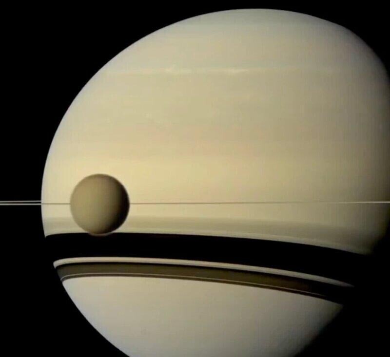 Эти космические кадры со спутниками Юпитера и Сатурна действительно потрясают