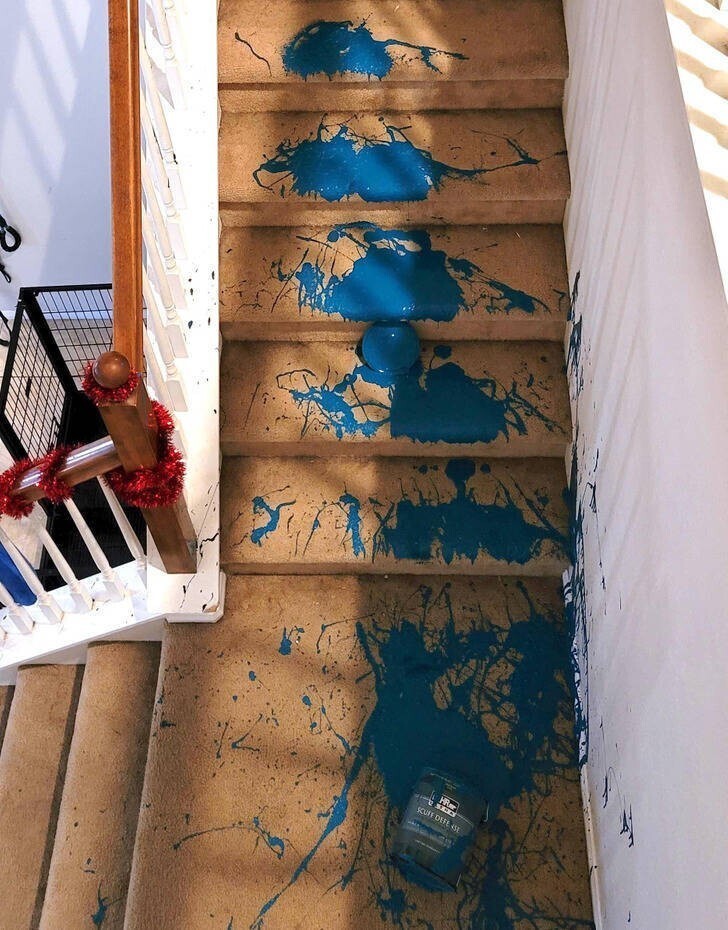 14. "Уронил на лестнице банку с краской"