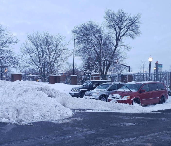 5. "Вот так перепахали парковку на работе после сильной снежной бури"