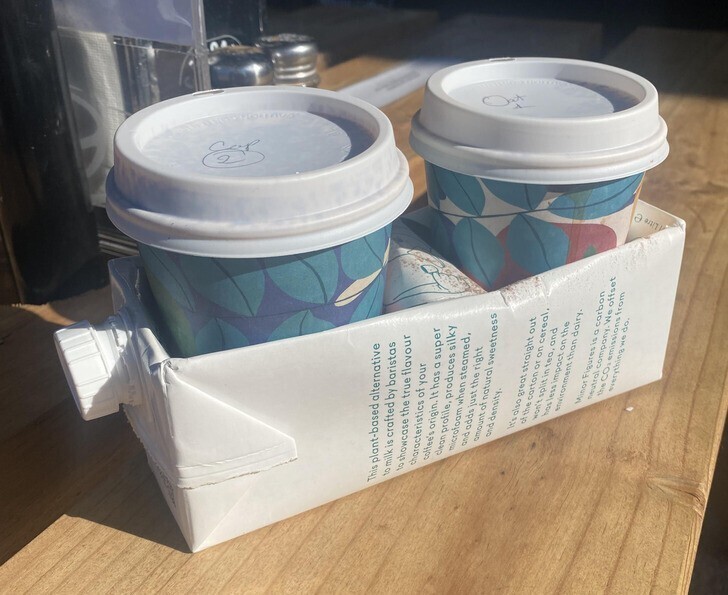 В одной кофейне в Австралии используют упаковки из-под молока как подставки для кофе