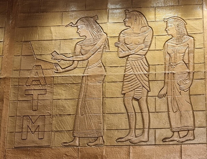 В торговом центре в стиле египетских пирамид есть стена, где изображены древние египтяне в очереди к банкомату