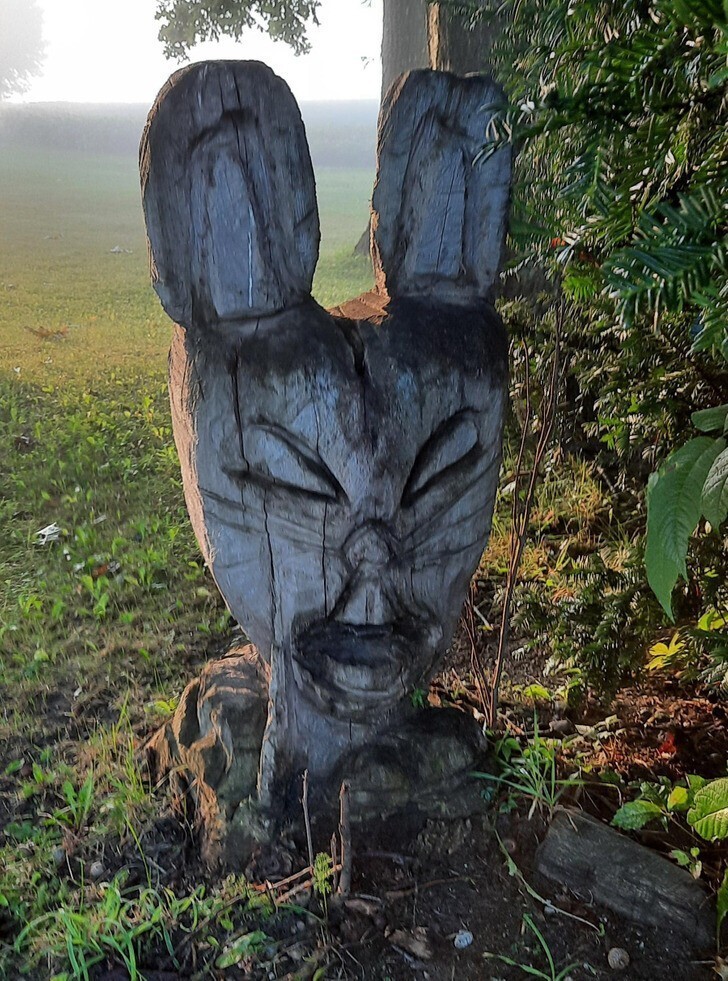 Жутковатый заяц, вырезанный из дерева в лесу