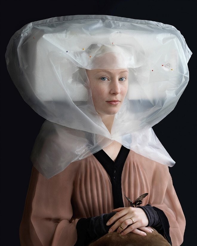 Фотосессия в стиле Рембрандта с моделью, одетой в мусор: смелый арт проект в борьбе за экологию