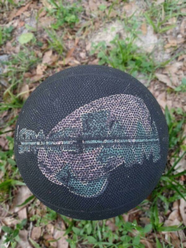 9. "У меня во дворе лежит старый баскетбольный мяч с логотипом "Космического джема".