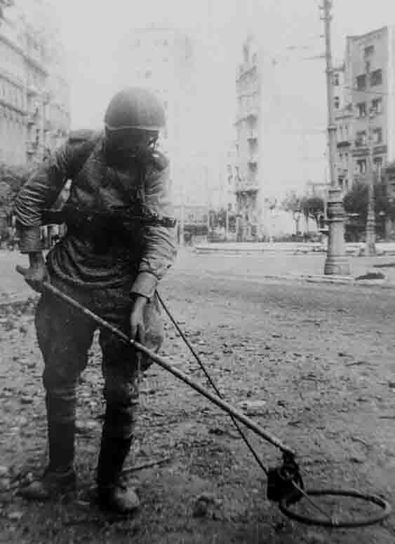 Советский сапер с миноискателем ВИМ-203 на площади Теразие в Белграде. 1944 год