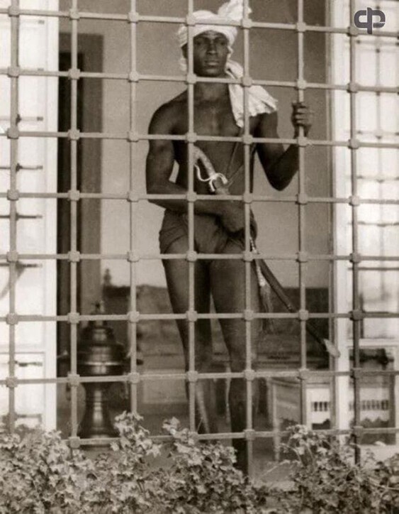 Евнух, охраняющий гарем. Тунис, 1931 год