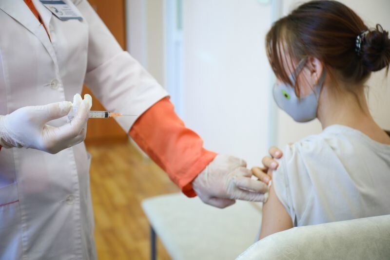 Вакцинация подростков от ковида: что нужно знать