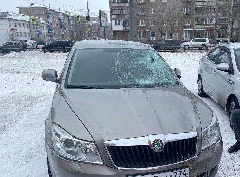 В Магнитогорске автомобиль вылетел на тротуар и сбил трёх человек, включая ребёнка