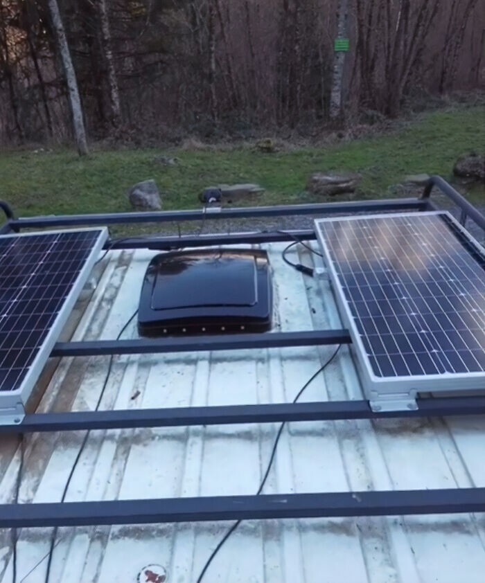 А на крыше установлены солнечные батареи