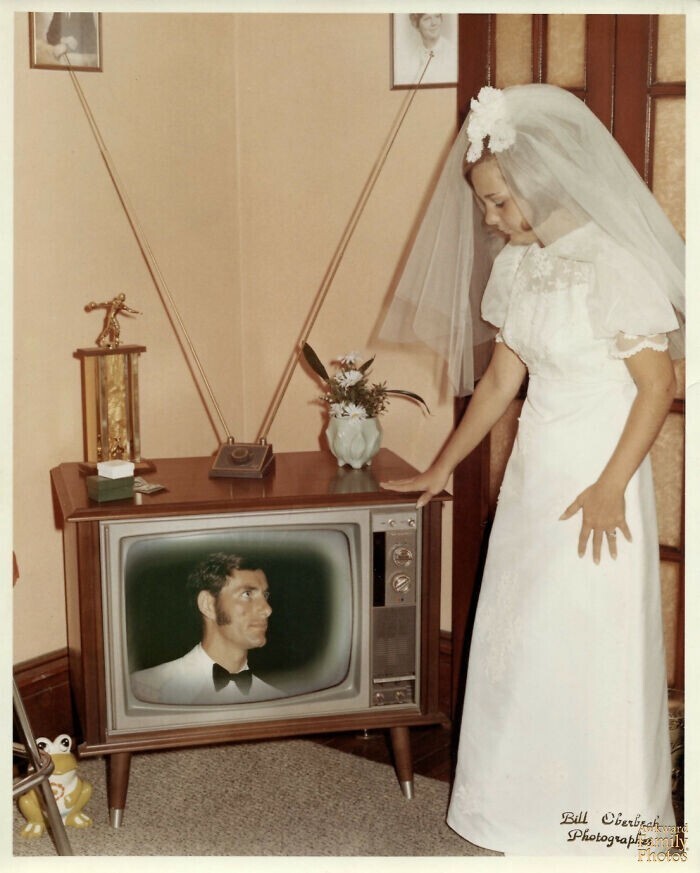 "Мама и папа, сентябрь 1970-го. Спасибо фотографу, изобретшему спецэффект еще до эры фотошопа"