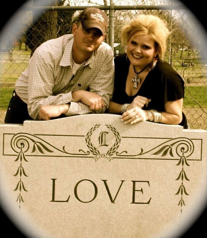 "В день помолвки мы решили сфотографироваться на кладбище"