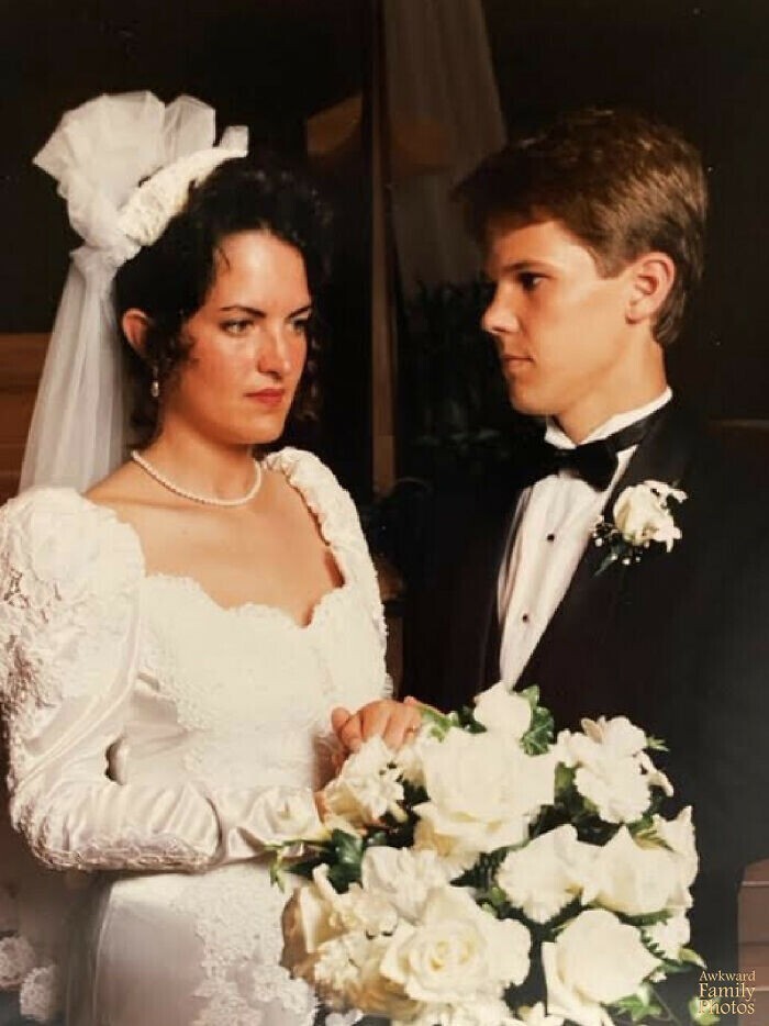 "Несмотря на мрачные лица на свадебных фото, сейчас, 28 лет спустя, мы все еще вместе, у нас четверо детей, и мы любим друг друга"